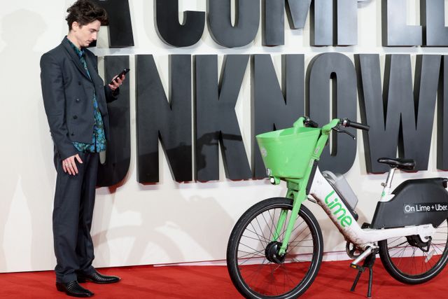 シュールすぎ！自転車に乗るティモシー・シャラメ（3枚目）