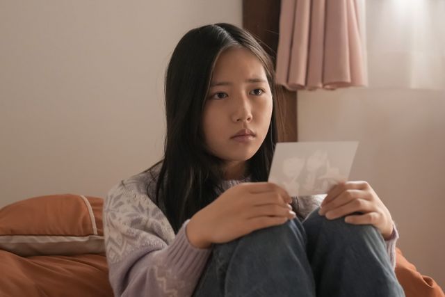 歩（高松咲希）は写真を手にして…朝ドラ「おむすび」第24回：フォトギャラリー