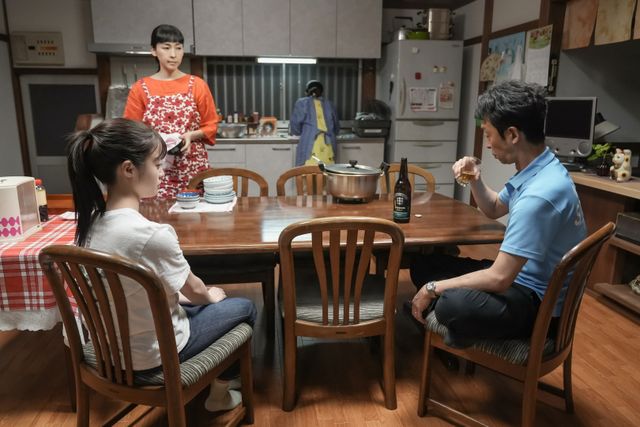 歩（高松咲希）は写真を手にして…朝ドラ「おむすび」第24回（2枚目）