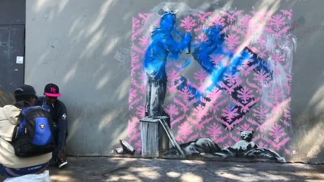 覆面芸術家バンクシーの最近の壁画 パリで見つかる 移民がテーマ シネマトゥデイ