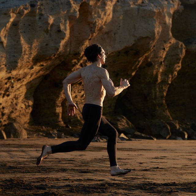 躍動するアダム・ドライヴァーの筋肉。