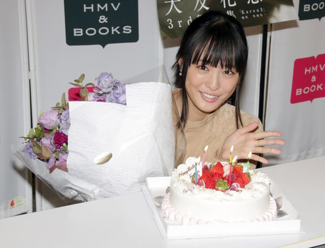 大友花恋、20歳のお祝いにビックリ！3rd写真集「Karen3」発売記念イベント（8枚目）