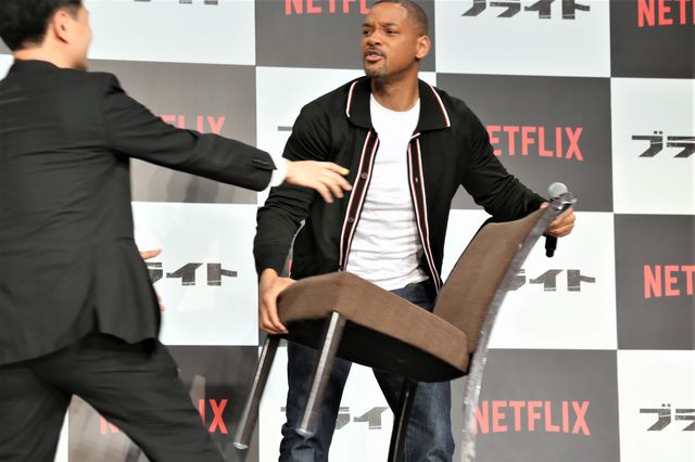 ウィル・スミス＆ノオミ・ラパス提灯もって登場！「ブライト」来日会見（2枚目）