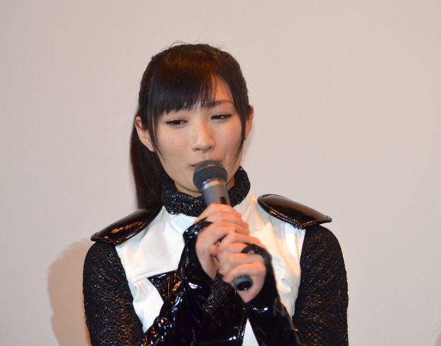 武田梨奈ら新作初日にコスプレで登場！　金子修介監督を蹴りで祝福？　画像ギャラリー（2枚目）