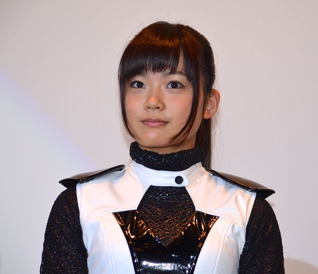 武田梨奈ら新作初日にコスプレで登場！　金子修介監督を蹴りで祝福？　画像ギャラリー（7枚目）