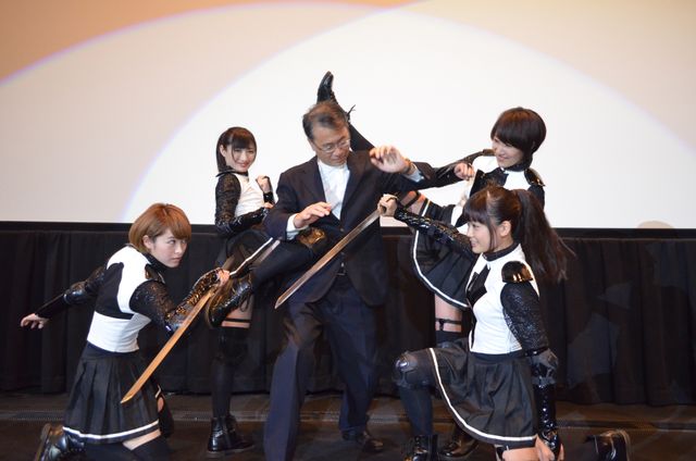 武田梨奈ら新作初日にコスプレで登場！　金子修介監督を蹴りで祝福？　画像ギャラリー（14枚目）