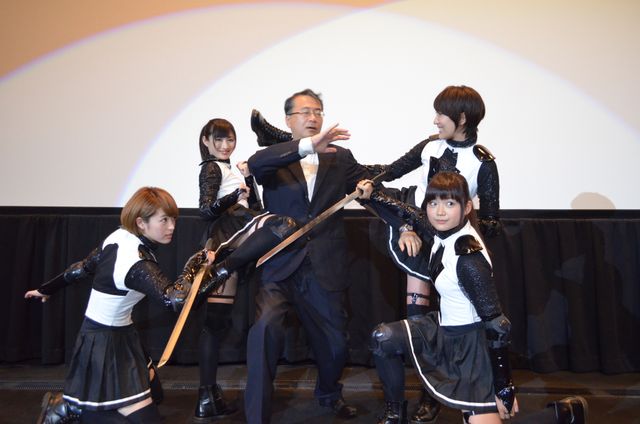 武田梨奈ら新作初日にコスプレで登場！　金子修介監督を蹴りで祝福？　画像ギャラリー（15枚目）