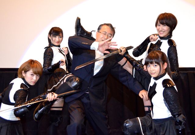 武田梨奈ら新作初日にコスプレで登場！　金子修介監督を蹴りで祝福？　画像ギャラリー（16枚目）