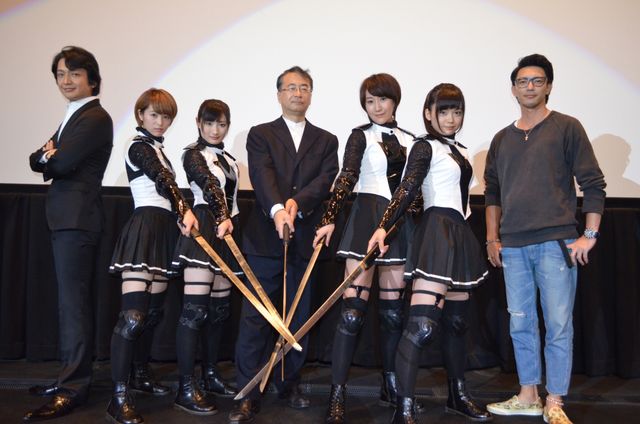 武田梨奈ら新作初日にコスプレで登場！　金子修介監督を蹴りで祝福？　画像ギャラリー（17枚目）