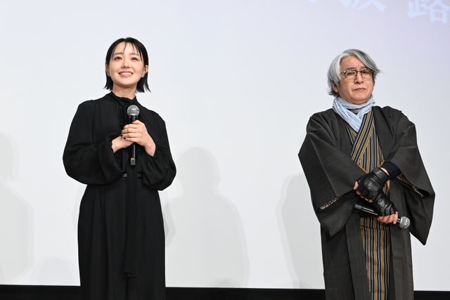 奈緒、緊張…！黒の装いで京極夏彦と登壇『死ねばいいのに』完成披露の様子（2枚目）