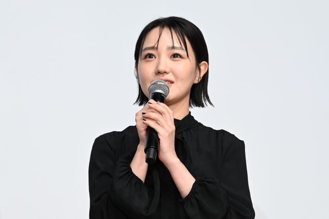 奈緒、緊張…！黒の装いで京極夏彦と登壇『死ねばいいのに』完成披露の様子（3枚目）