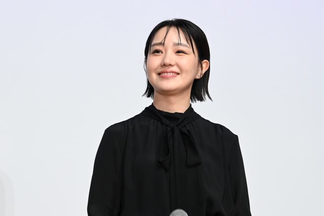 奈緒、緊張…！黒の装いで京極夏彦と登壇『死ねばいいのに』完成披露の様子（5枚目）