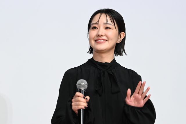 奈緒、緊張…！黒の装いで京極夏彦と登壇『死ねばいいのに』完成披露の様子（6枚目）