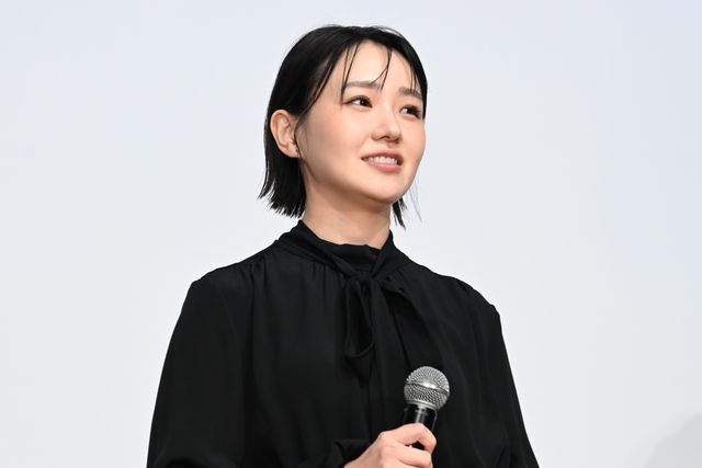 奈緒、緊張…！黒の装いで京極夏彦と登壇『死ねばいいのに』完成披露の様子（7枚目）