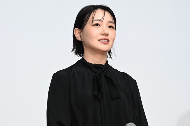 奈緒、緊張…！黒の装いで京極夏彦と登壇『死ねばいいのに』完成披露の様子（8枚目）