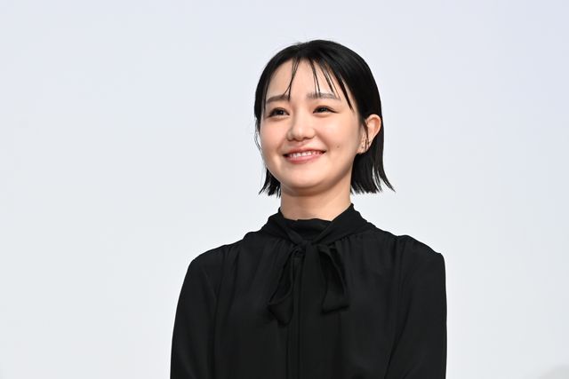 奈緒、緊張…！黒の装いで京極夏彦と登壇『死ねばいいのに』完成披露の様子（9枚目）
