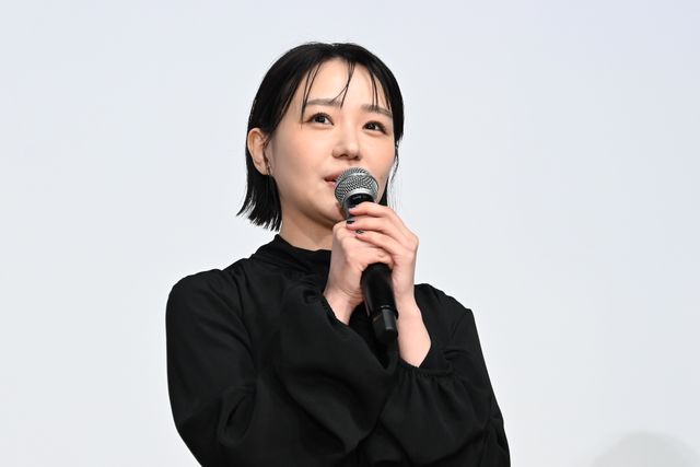奈緒、緊張…！黒の装いで京極夏彦と登壇『死ねばいいのに』完成披露の様子（10枚目）