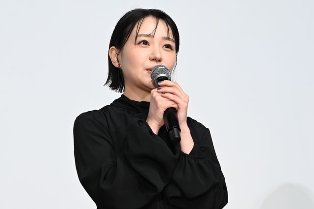 奈緒、緊張…！黒の装いで京極夏彦と登壇『死ねばいいのに』完成披露の様子（11枚目）