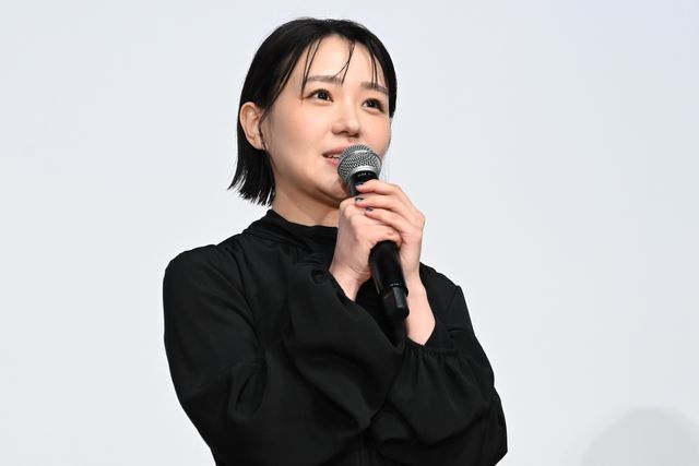 奈緒、緊張…！黒の装いで京極夏彦と登壇『死ねばいいのに』完成披露の様子（12枚目）