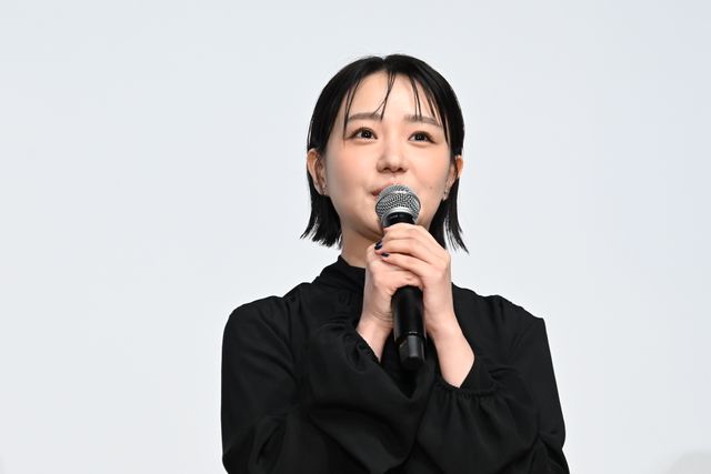 奈緒、緊張…！黒の装いで京極夏彦と登壇『死ねばいいのに』完成披露の様子（13枚目）