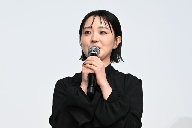 奈緒、緊張…！黒の装いで京極夏彦と登壇『死ねばいいのに』完成披露の様子（14枚目）