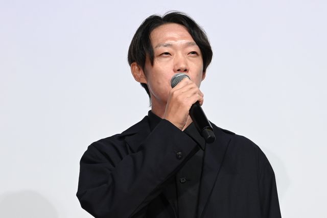 奈緒、緊張…！黒の装いで京極夏彦と登壇『死ねばいいのに』完成披露の様子（19枚目）