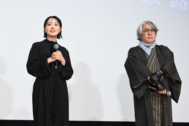 奈緒、緊張…！黒の装いで京極夏彦と登壇『死ねばいいのに』完成披露の様子（24枚目）