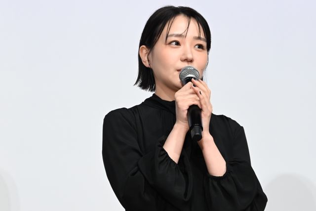 奈緒、緊張…！黒の装いで京極夏彦と登壇『死ねばいいのに』完成披露の様子（25枚目）