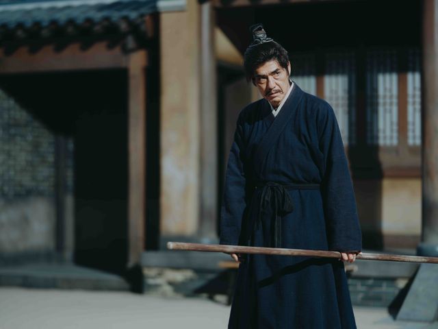 ドラマ「北方謙三 水滸伝」より王進（佐藤浩市）と馬桂（松雪泰子）（3枚目）