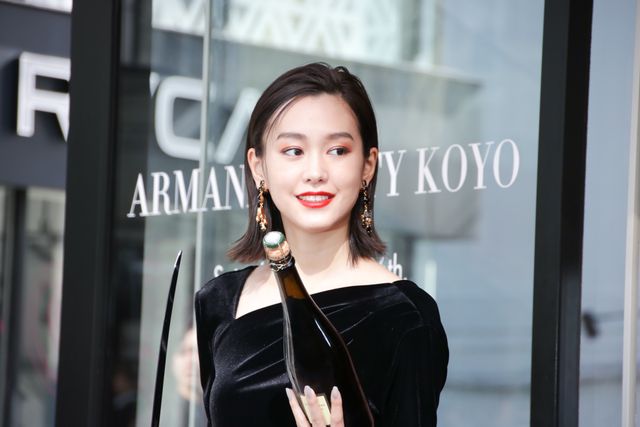 美しすぎ！桐谷美玲が黒のロングドレス姿で登場：フォトギャラリー