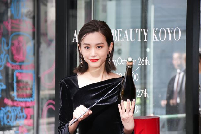 美しすぎ！桐谷美玲が黒のロングドレス姿で登場（3枚目）