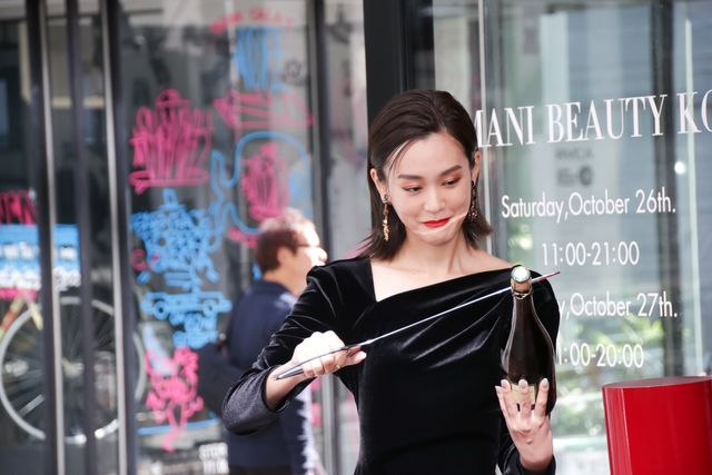 美しすぎ！桐谷美玲が黒のロングドレス姿で登場（4枚目）