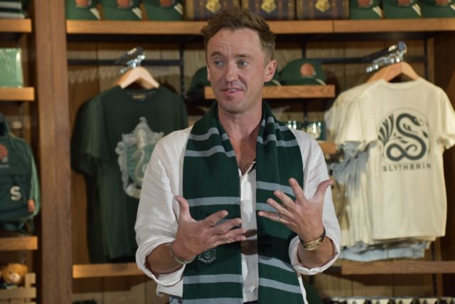 マルフォイ役トム・フェルトンにハグされ歓喜するtimelesz松島聡！（9枚目）