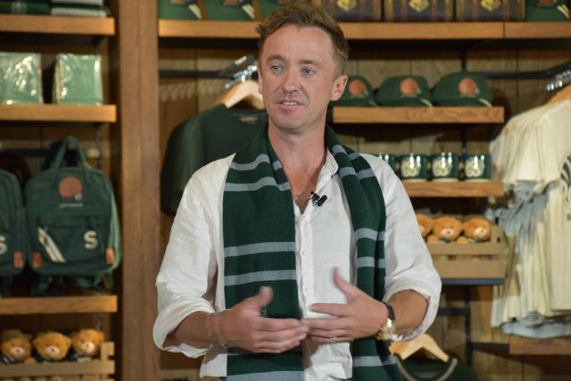 マルフォイ役トム・フェルトンにハグされ歓喜するtimelesz松島聡！（15枚目）