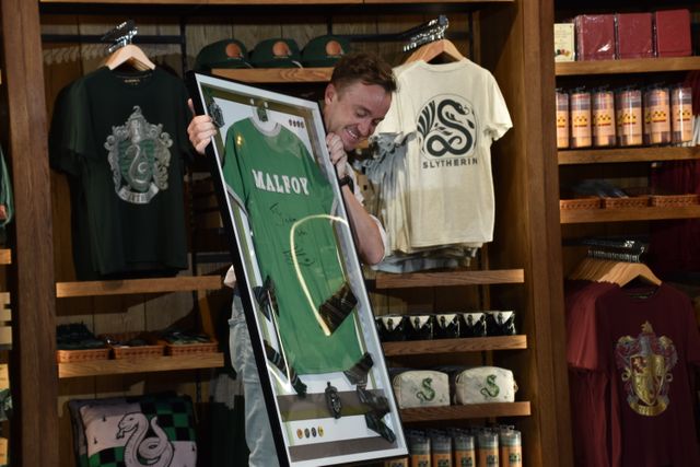 マルフォイ役トム・フェルトンにハグされ歓喜するtimelesz松島聡！（20枚目）