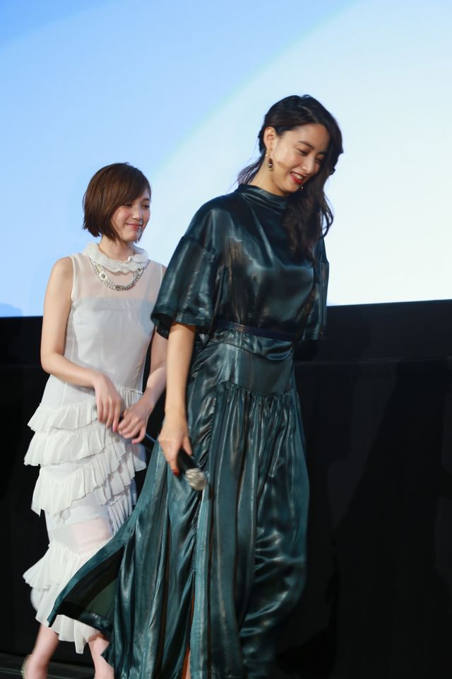 美女オーラ全開！本田翼＆山本美月『少女』初日舞台あいさつフォトギャラリー（2枚目）