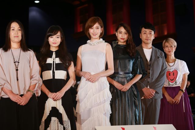 美女オーラ全開！本田翼＆山本美月『少女』初日舞台あいさつフォトギャラリー（4枚目）