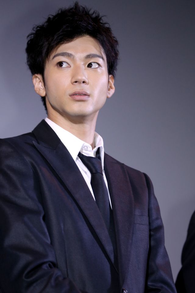 スーツ姿がキマってる！『闇金ドッグス4』初日舞台あいさつフォトギャラリー（2枚目）