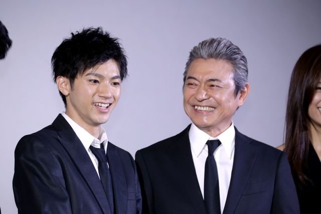 スーツ姿がキマってる！『闇金ドッグス4』初日舞台あいさつフォトギャラリー（3枚目）