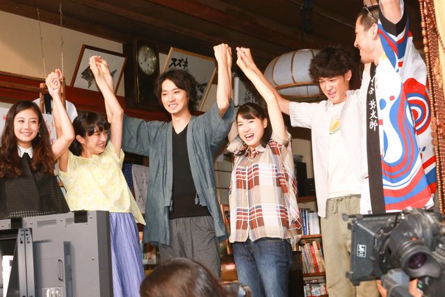 「まれ」撮影終了に土屋太鳳ら涙！クランクアップ取材会フォトギャラリー：フォトギャラリー