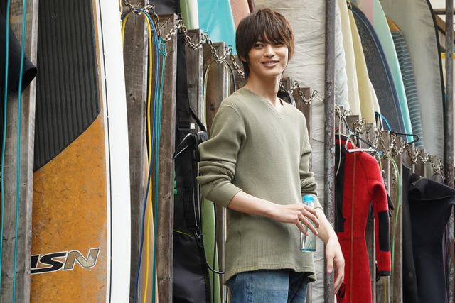 目に見えない格差…「真夏のシンデレラ」初回場面写真（8枚目）