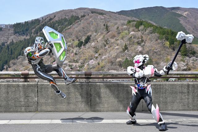 華武利がついにマオウ変身！「仮面ライダーマイス」第7話場面カット（3枚目）