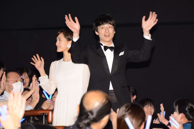 綾瀬はるか＆坂口健太郎のはにかみ笑顔がかわいすぎ！『今夜、ロマンス劇場で』ジャパンプレミア（2枚目）