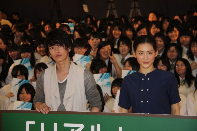 佐藤健＆綾瀬はるか、特別授業！フォトギャラリー（6枚目）