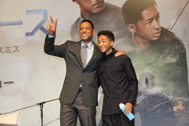 ポスターのマネも！ウィル＆ジェイデン・スミス来日会見フォトギャラリー：フォトギャラリー
