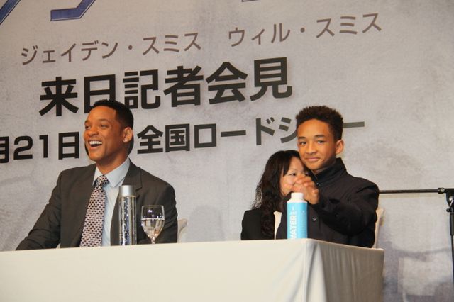 ポスターのマネも！ウィル＆ジェイデン・スミス来日会見フォトギャラリー（4枚目）