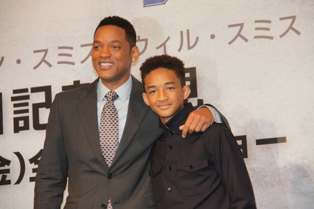 ポスターのマネも！ウィル＆ジェイデン・スミス来日会見フォトギャラリー（8枚目）