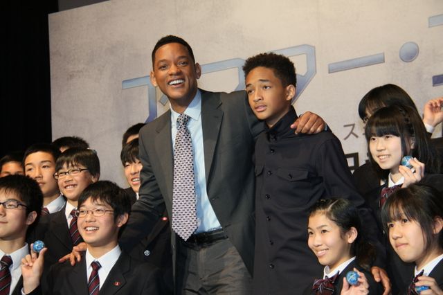 ポスターのマネも！ウィル＆ジェイデン・スミス来日会見フォトギャラリー（10枚目）