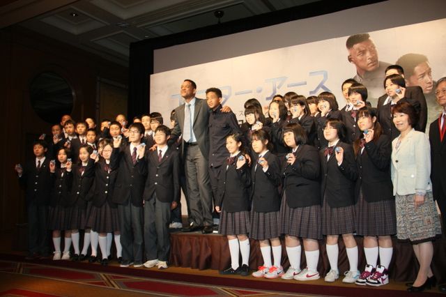 ポスターのマネも！ウィル＆ジェイデン・スミス来日会見フォトギャラリー（11枚目）