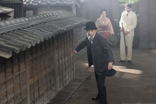 錦織（吉沢亮）のぎこちないスキップ